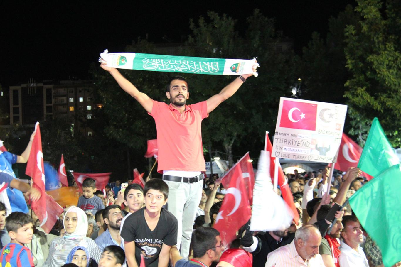 Diyarbakır’da darbe karşıtı gösteriler devam ediyor